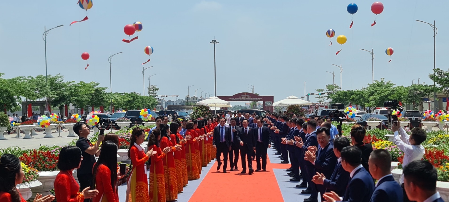 Dự lễ khởi c&amp;ocirc;ng của Hải Ph&amp;ograve;ng c&amp;oacute; Chủ tịch Quốc hội Vương Đ&amp;igrave;nh Huệ, Ph&amp;oacute; Thủ tướng Ch&amp;iacute;nh phủ Trần Lưu Quang cũng l&amp;atilde;nh đạo bộ, ng&amp;agrave;nh Trung ương v&amp;agrave; địa phương.