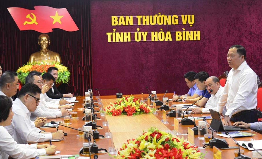 B&amp;iacute; thư Tỉnh ủy H&amp;ograve;a B&amp;igrave;nh Nguyễn Phi Long ph&amp;aacute;t biểu tại buổi l&amp;agrave;m việc.