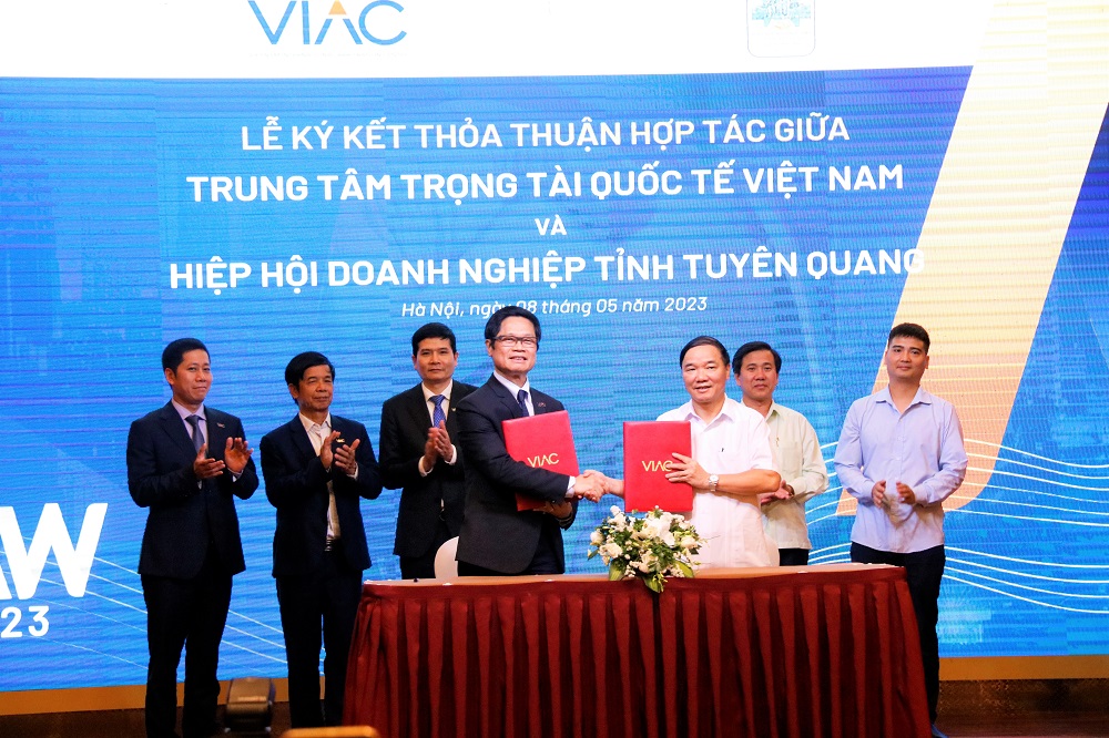 Lễ k&amp;yacute; kết hợp t&amp;aacute;c giữa VIAC v&amp;agrave; đại diện c&amp;aacute;c hiệp hội