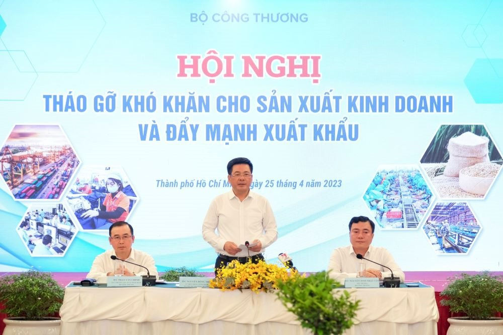 Bộ trưởng Bộ C&amp;ocirc;ng Thương Nguyễn Hồng Di&amp;ecirc;n