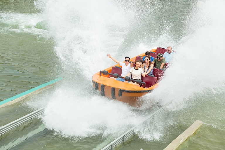 C&amp;ocirc;ng vi&amp;ecirc;n nước Typhoon Water Park &amp;ldquo;giải cơn kh&amp;aacute;t&amp;rdquo; của nắng h&amp;egrave; miền Bắc