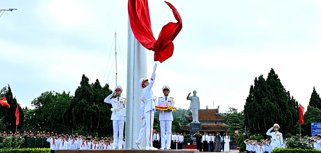 L&amp;aacute; cờ Tổ quốc tung bay nơi đảo tiền ti&amp;ecirc;u.