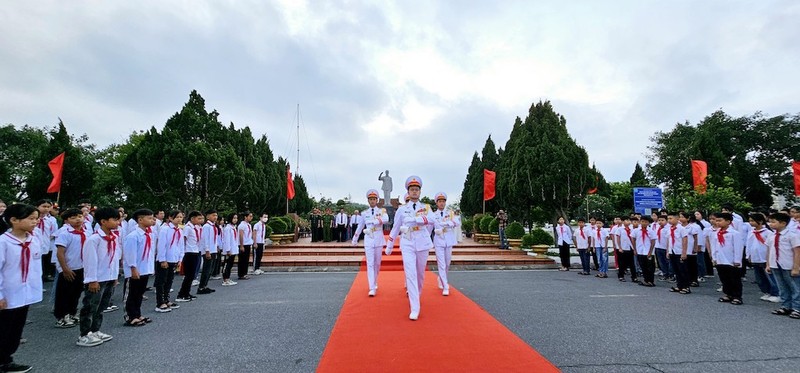 Lễ Thượng cờ tr&amp;ecirc;n đảo C&amp;ocirc; T&amp;ocirc; nh&amp;acirc;n dịp kỷ niệm 62 năm Ng&amp;agrave;y B&amp;aacute;c Hồ ra thăm đảo.