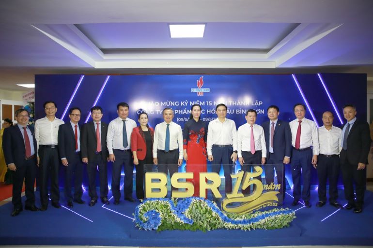 L&amp;atilde;nh đạo tỉnh Quảng Ng&amp;atilde;i, l&amp;atilde;nh đạo Petrovietnam v&amp;agrave; l&amp;atilde;nh đạo BSR chụp ảnh lưu niệm trước giờ bắt đầu ch&amp;iacute;nh thức Lễ kỷ niệm 15 năm th&amp;agrave;nh lập BSR
