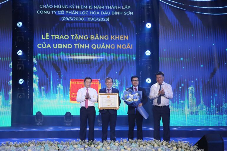 L&amp;atilde;nh đạo tỉnh trao Bằng khen của tỉnh Quảng Ng&amp;atilde;i cho đại diện BSR