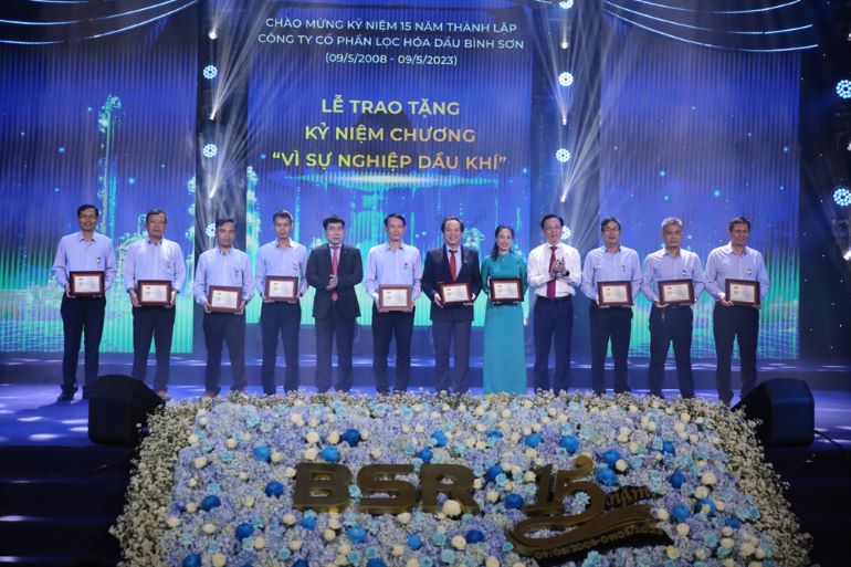 L&amp;atilde;nh đạo Petrovietnam trao Kỷ niệm chương