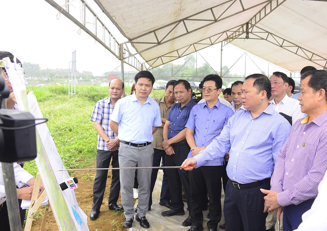 B&amp;iacute; thư Tỉnh ủy H&amp;ograve;a B&amp;igrave;nh Nguyễn Phi Long khảo s&amp;aacute;t  tiến độ giải ph&amp;oacute;ng mặt bằng KCN Nhuận Trạch (Lương Sơn).