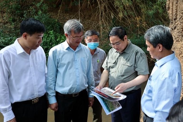 Ảnh minh họaThủ tướng Phạm Minh Ch&amp;iacute;nh trao đổi với l&amp;atilde;nh đạo hai tỉnh Đồng Nai, B&amp;igrave;nh Phước tại khu vực suối M&amp;atilde; Đ&amp;agrave; khi khảo s&amp;aacute;t quy hoạch, hướng tuyến một số tuyến giao th&amp;ocirc;ng trọng điểm. Ảnh: VGP