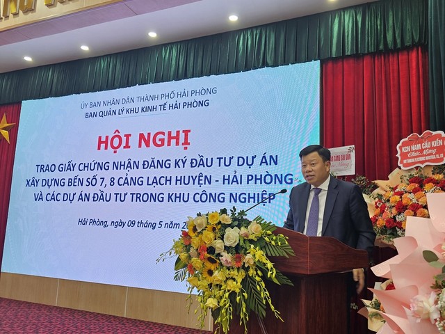 &amp;Ocirc;ng L&amp;ecirc; Trung Ki&amp;ecirc;n, Trưởng ban Ban Quản l&amp;yacute; Khu kinh tế Hải Ph&amp;ograve;ng ph&amp;aacute;t biểu tại hội nghị. Ảnh: Thanh Sơn