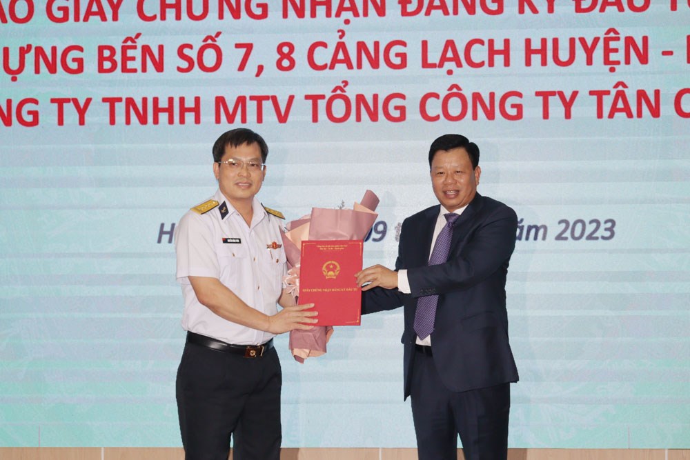 Đồng ch&amp;iacute; L&amp;ecirc; Trung Ki&amp;ecirc;n, Trưởng Ban Quản l&amp;yacute; Khu kinh tế Hải Ph&amp;ograve;ng trao Giấy chứng nhận cho C&amp;ocirc;ng ty TNHH MTV Tổng C&amp;ocirc;ng ty T&amp;acirc;n cảng S&amp;agrave;i G&amp;ograve;n.