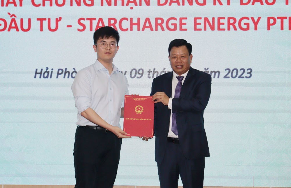 Trưởng Ban Quản l&amp;yacute; Khu kinh tế Hải Ph&amp;ograve;ng trao Giấy chứng nhận đăng k&amp;yacute; đầu tư cho Nh&amp;agrave; đầu tư Starcharge Energy Pte.Ltd. (Singapore).