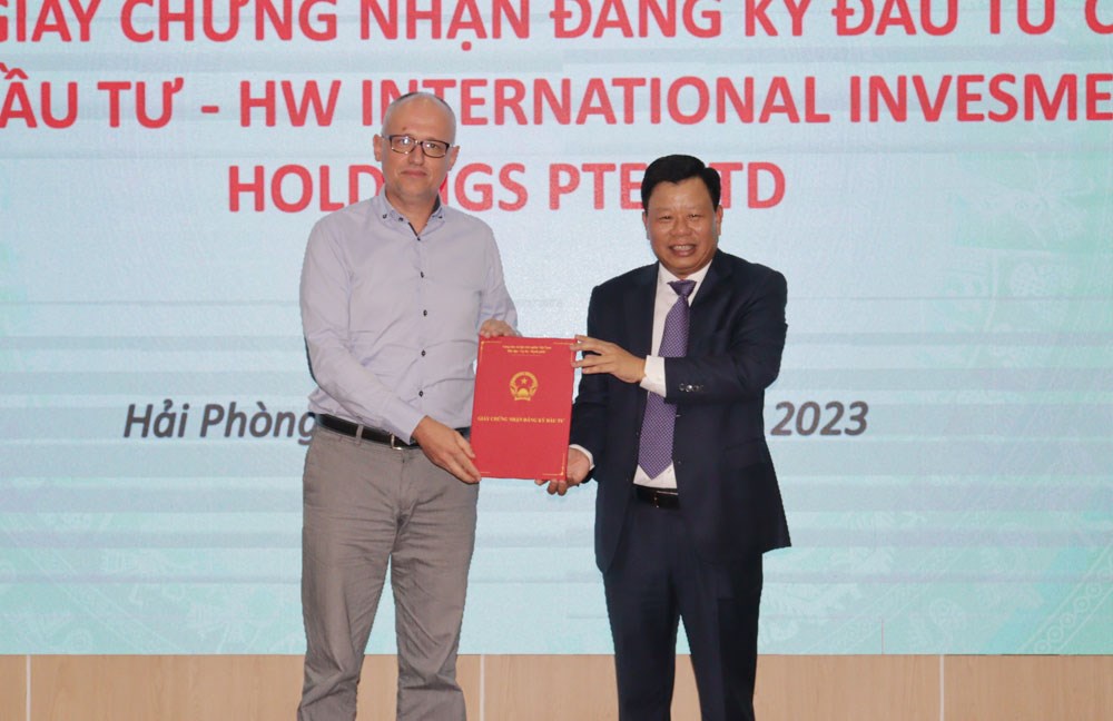 Trưởng Ban Quản l&amp;yacute; Khu kinh tế Hải Ph&amp;ograve;ng trao Giấy chứng nhận đăng k&amp;yacute; đầu tư cho Nh&amp;agrave; đầu tư HW International Investment Holdings Pte.Ltd.