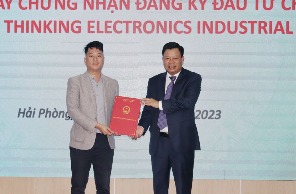 Trưởng Ban Quản l&amp;yacute; Khu kinh tế Hải Ph&amp;ograve;ng trao Giấy chứng nhận đăng k&amp;yacute; đầu tư cho Nh&amp;agrave; đầu tư Thinking Electronic Industrial Co., Ltd.