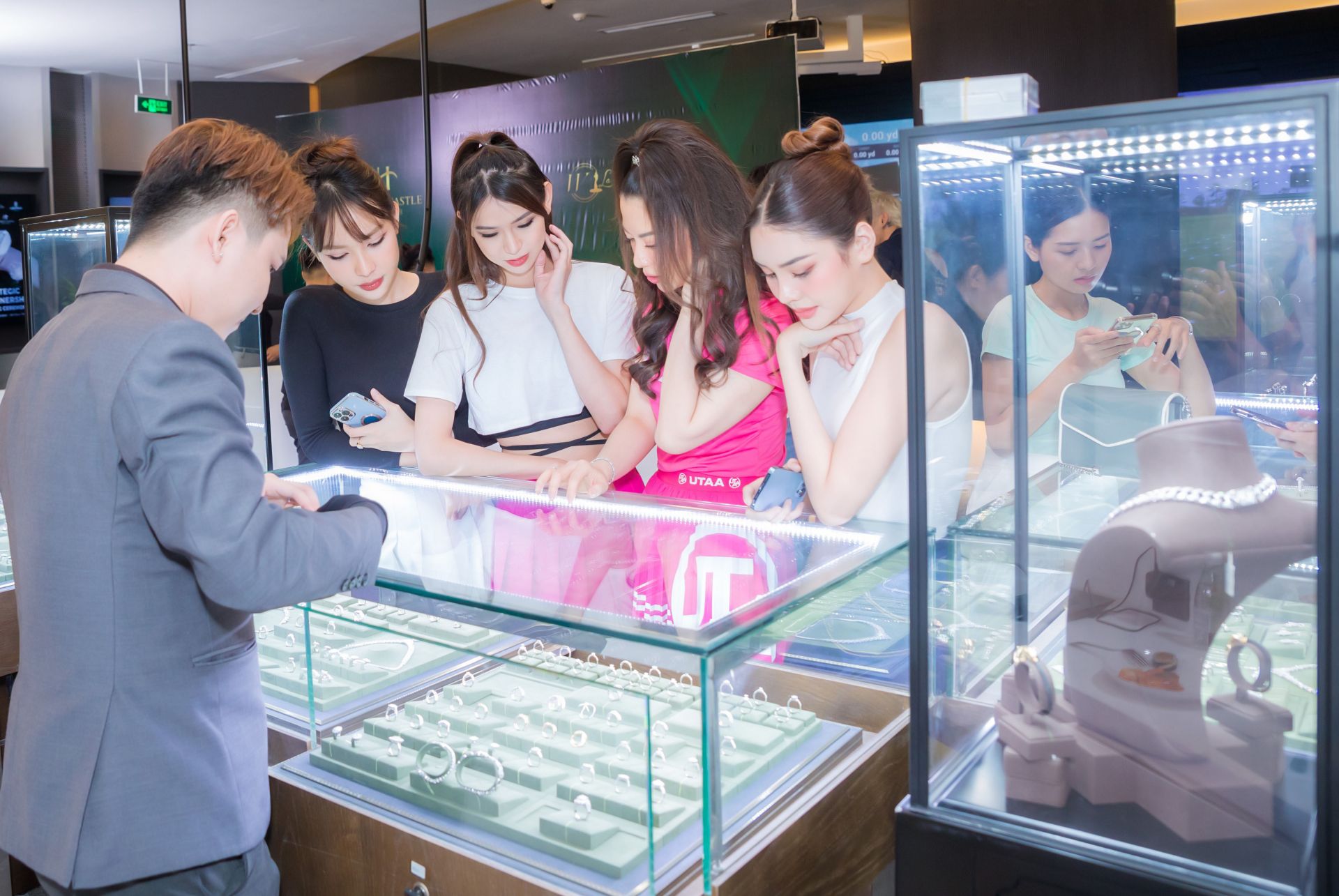 H&amp;ograve;a m&amp;igrave;nh v&amp;agrave;o n&amp;eacute;t đẹp trang sức cao cấp thế giới, Lộc Ph&amp;uacute;c Fine Jewelry đem đến sự kiện lần n&amp;agrave;y l&amp;agrave; những thiết kế trang sức đỉnh cao, tự tin khẳng định trang sức Việt Luxury, đủ sức cạnh tranh với c&amp;aacute;c thương hiệu trang sức đ&amp;igrave;nh đ&amp;aacute;m thế giới.