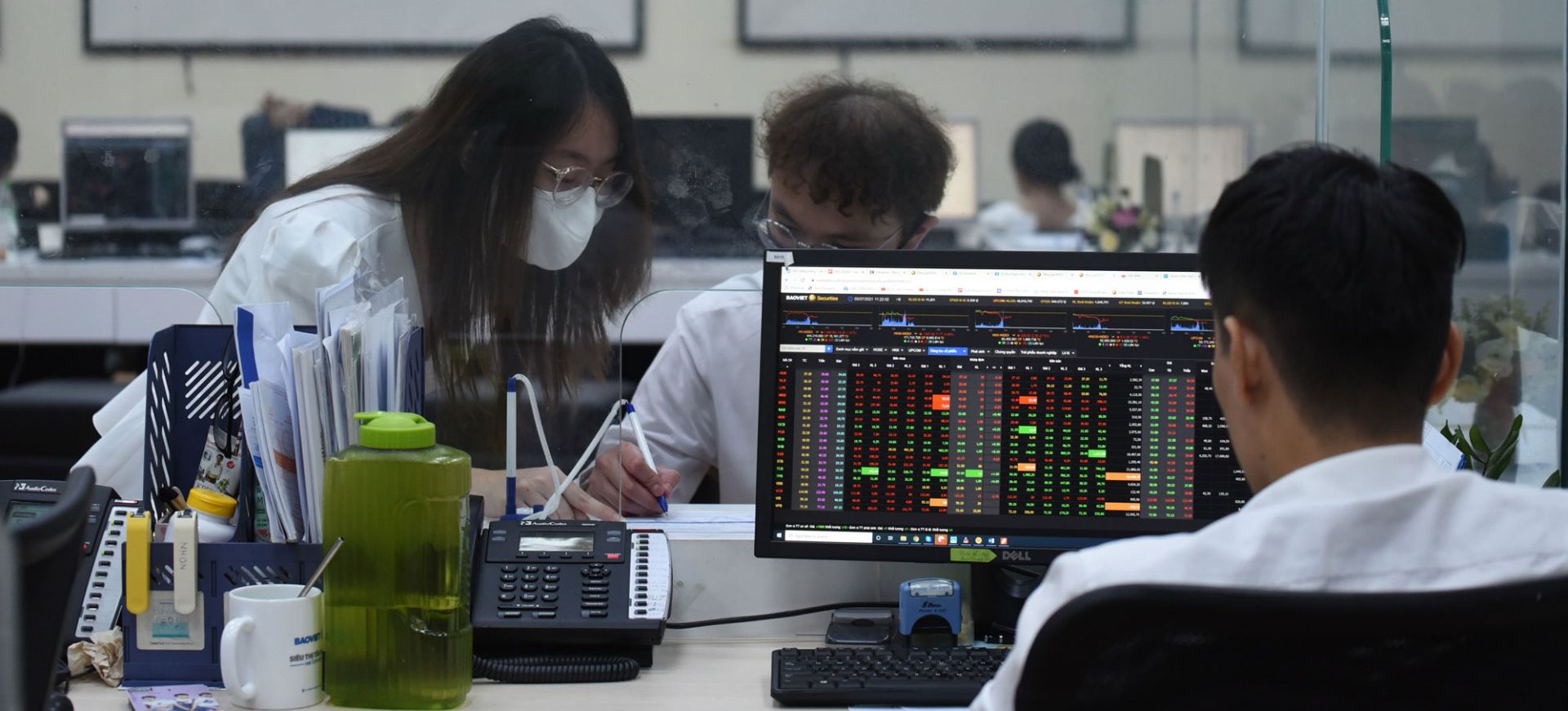 Cấm nh&amp;acirc;n vi&amp;ecirc;n c&amp;ocirc;ng ty chứng kho&amp;aacute;n đại diện DN l&amp;ocirc;i k&amp;eacute;o nh&amp;agrave; đầu tư