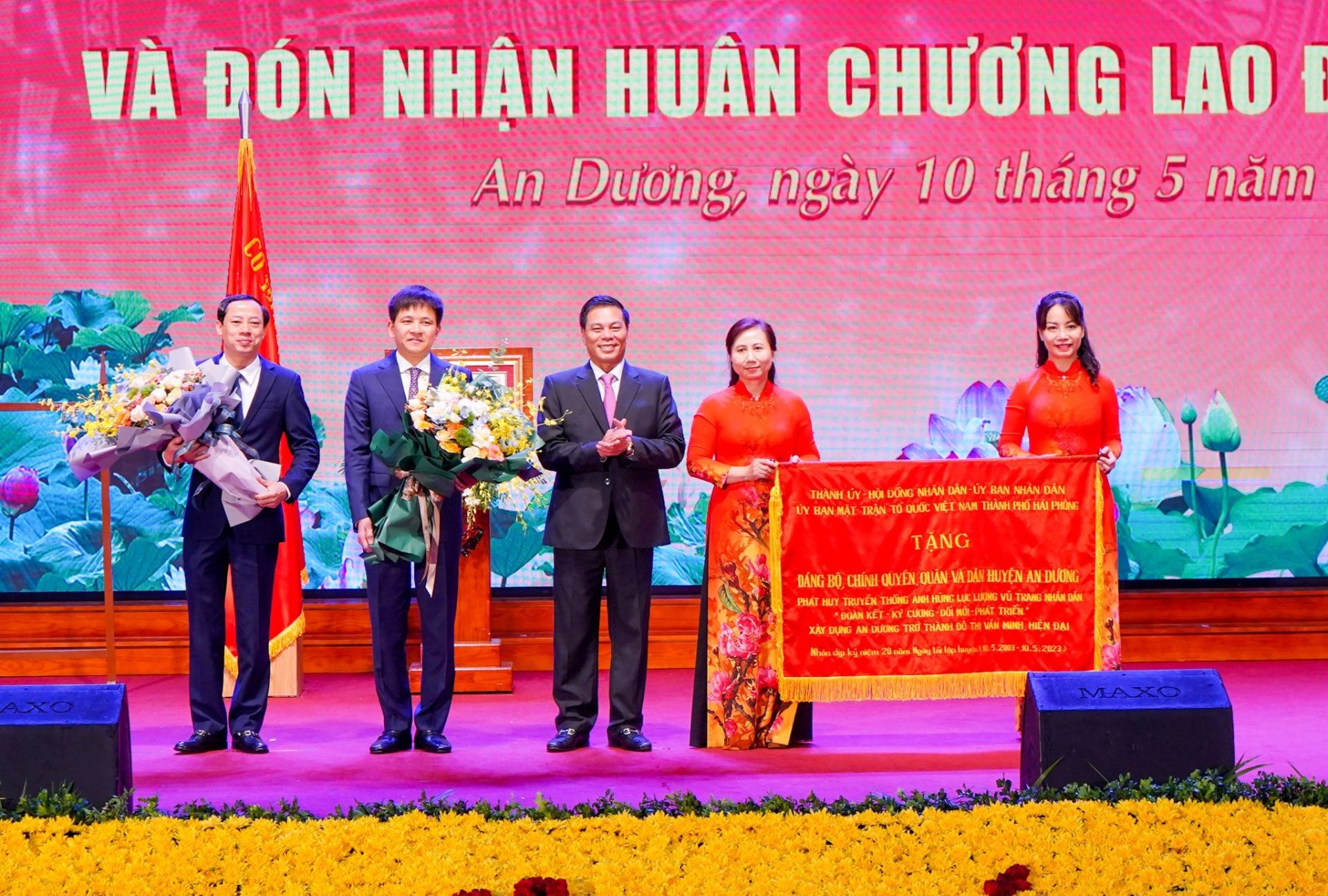 Đồng ch&amp;iacute; Nguyễn Văn T&amp;ugrave;ng - Ph&amp;oacute; B&amp;iacute; thư Th&amp;agrave;nh ủy, Chủ tịch UBND th&amp;agrave;nh phố trao tặng bức trướng