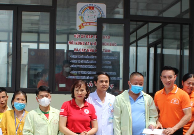 Hội Chữ thập đỏ tỉnh H&amp;ograve;a B&amp;igrave;nh  c&amp;ugrave;ng c&amp;aacute;c đơn vị trao qu&amp;agrave; cho bệnh nh&amp;acirc;n ngh&amp;egrave;o tại Bệnh viện Đa khoa tỉnh.