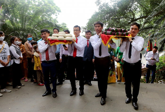 Trong hội thi g&amp;oacute;i, nấu b&amp;aacute;nh chưng, gi&amp;atilde; b&amp;aacute;nh giầy tại Lễ hội Đền H&amp;ugrave;ng hằng năm, đội gi&amp;agrave;nh giải Nhất sẽ được vinh dự thay mặt nh&amp;acirc;n d&amp;acirc;n cả nước d&amp;acirc;ng l&amp;ecirc;n c&amp;aacute;c Vua H&amp;ugrave;ng