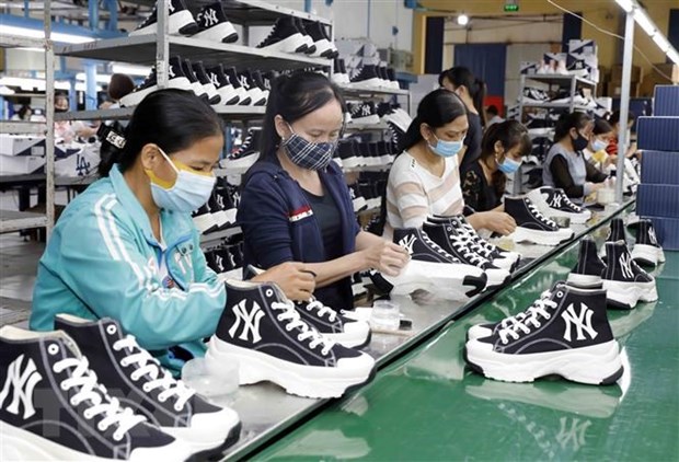 Sản xuất gi&amp;agrave;y xuất khẩu sang thị trường ch&amp;acirc;u &amp;Acirc;u. (Ảnh: Trần Việt/TTXVN)