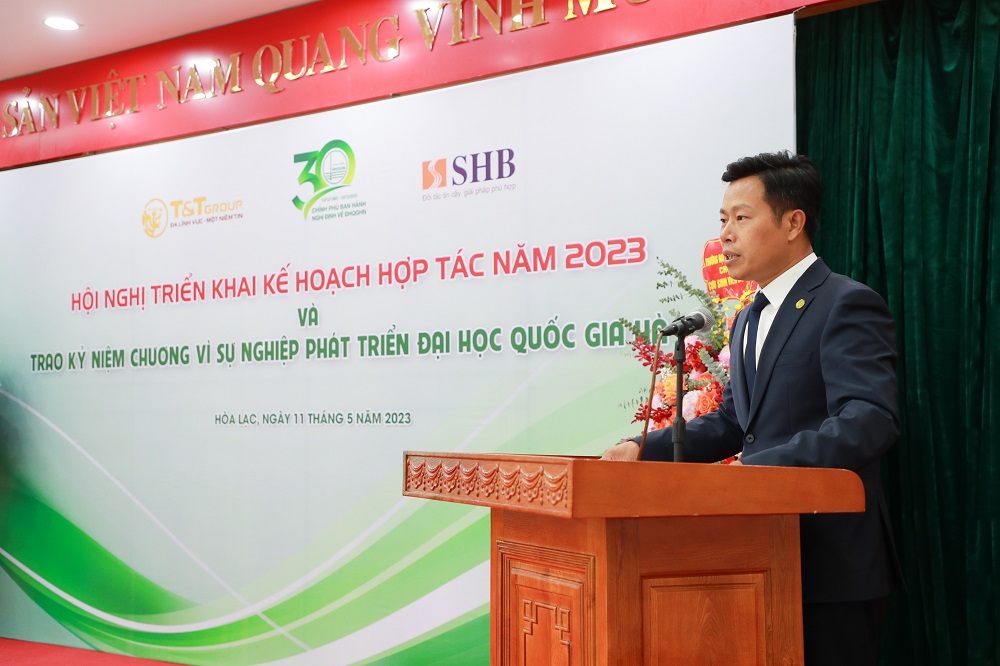 GS.TS L&amp;ecirc; Qu&amp;acirc;n ghi nhận v&amp;agrave; biểu dương những đ&amp;oacute;ng g&amp;oacute;p, cống hiến của doanh nh&amp;acirc;n Đỗ Quang Hiển đối với sự ph&amp;aacute;t triển của ĐHQGHN trong nhiều năm qua.