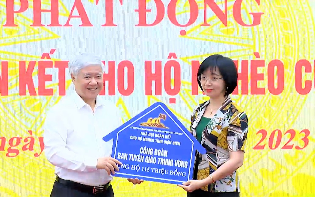 Đại diện Ban Tuy&amp;ecirc;n gi&amp;aacute;o Trung ương trao cho chương tr&amp;igrave;nh.