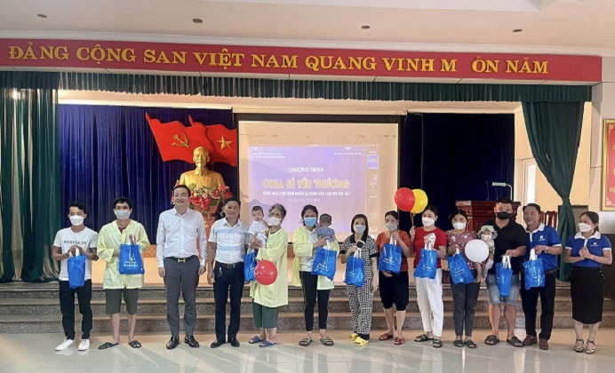 &amp;Ocirc;ng Nguyễn Tất T&amp;ugrave;ng - Chủ tịch HĐQT Natrumax Việt Nam (Người đứng thứ 3 b&amp;ecirc;n tr&amp;aacute;i) trao qu&amp;agrave; cho bệnh nh&amp;acirc;n tại Bệnh viện Sản Nhi Y&amp;ecirc;n B&amp;aacute;i