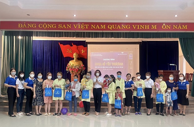 Đại diện hệ thống Natrumax Y&amp;ecirc;n B&amp;aacute;i (Chi nh&amp;aacute;nh 18) trao qu&amp;agrave; cho c&amp;aacute;c bệnh nh&amp;acirc;n tại chương tr&amp;igrave;nh