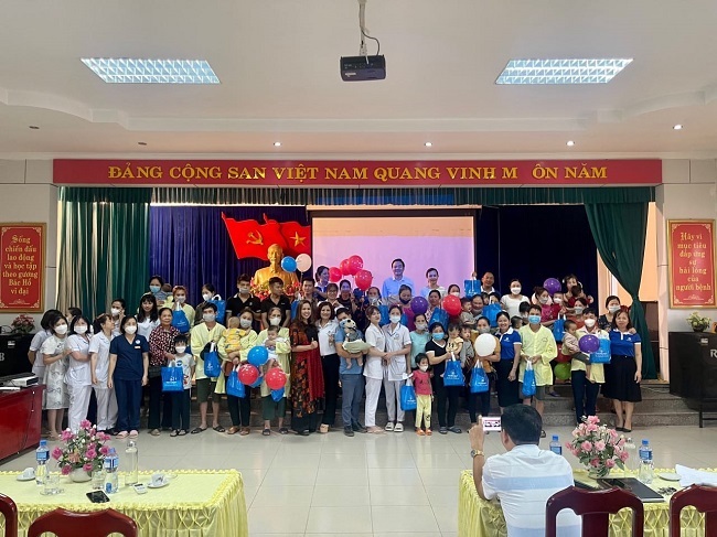 BLĐ Natrumax Việt Nam, BLĐ Bệnh viện chụp ảnh lưu niệm c&amp;ugrave;ng c&amp;aacute;c bệnh nh&amp;acirc;n tại chương tr&amp;igrave;nh.