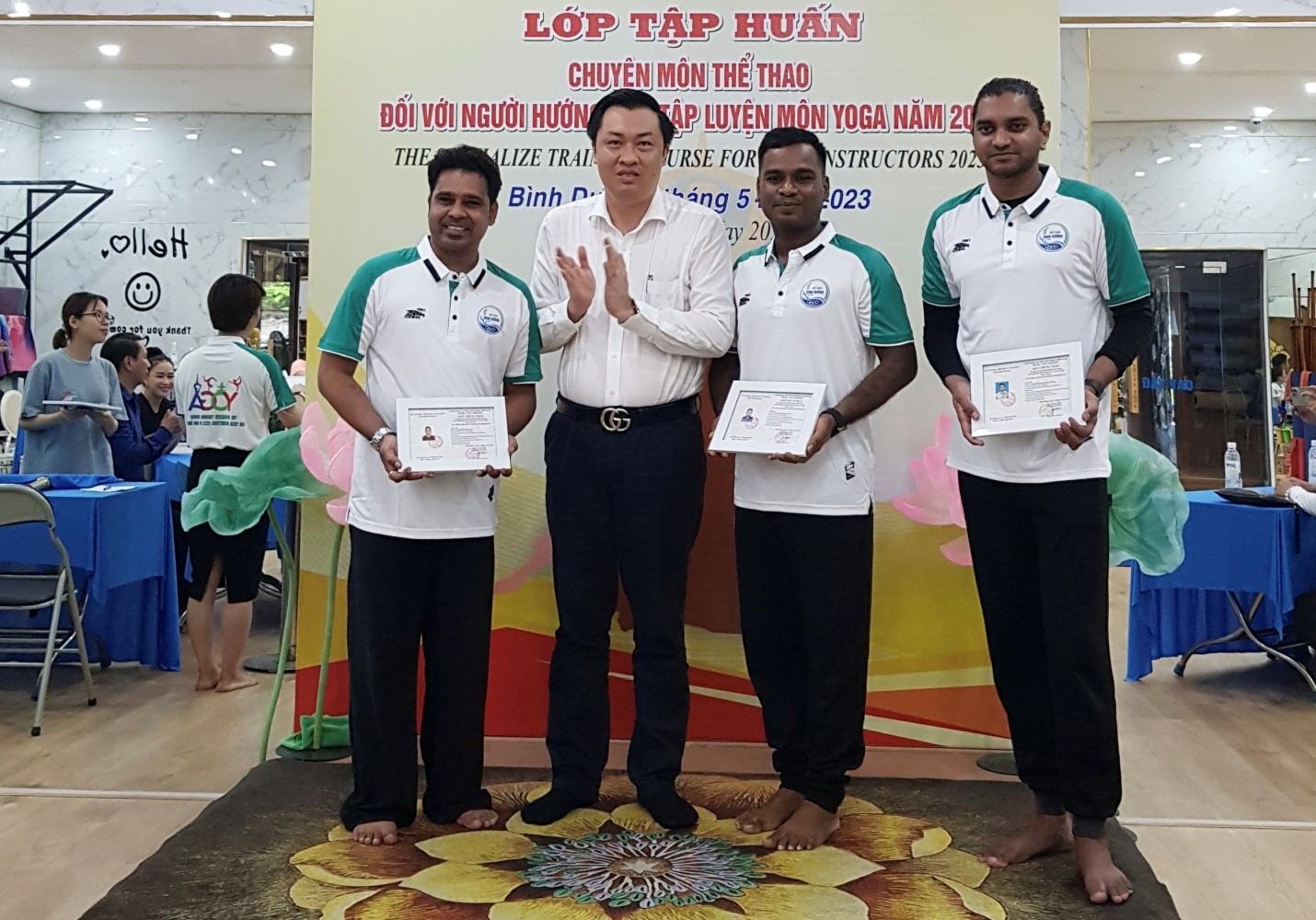 &amp;Ocirc;ng Cao Văn Ch&amp;oacute;ng &amp;ndash; PGĐ Sở Văn h&amp;oacute;a, Thể thao v&amp;agrave; Du lịch trao giấy chứng nhận cho học vi&amp;ecirc;n