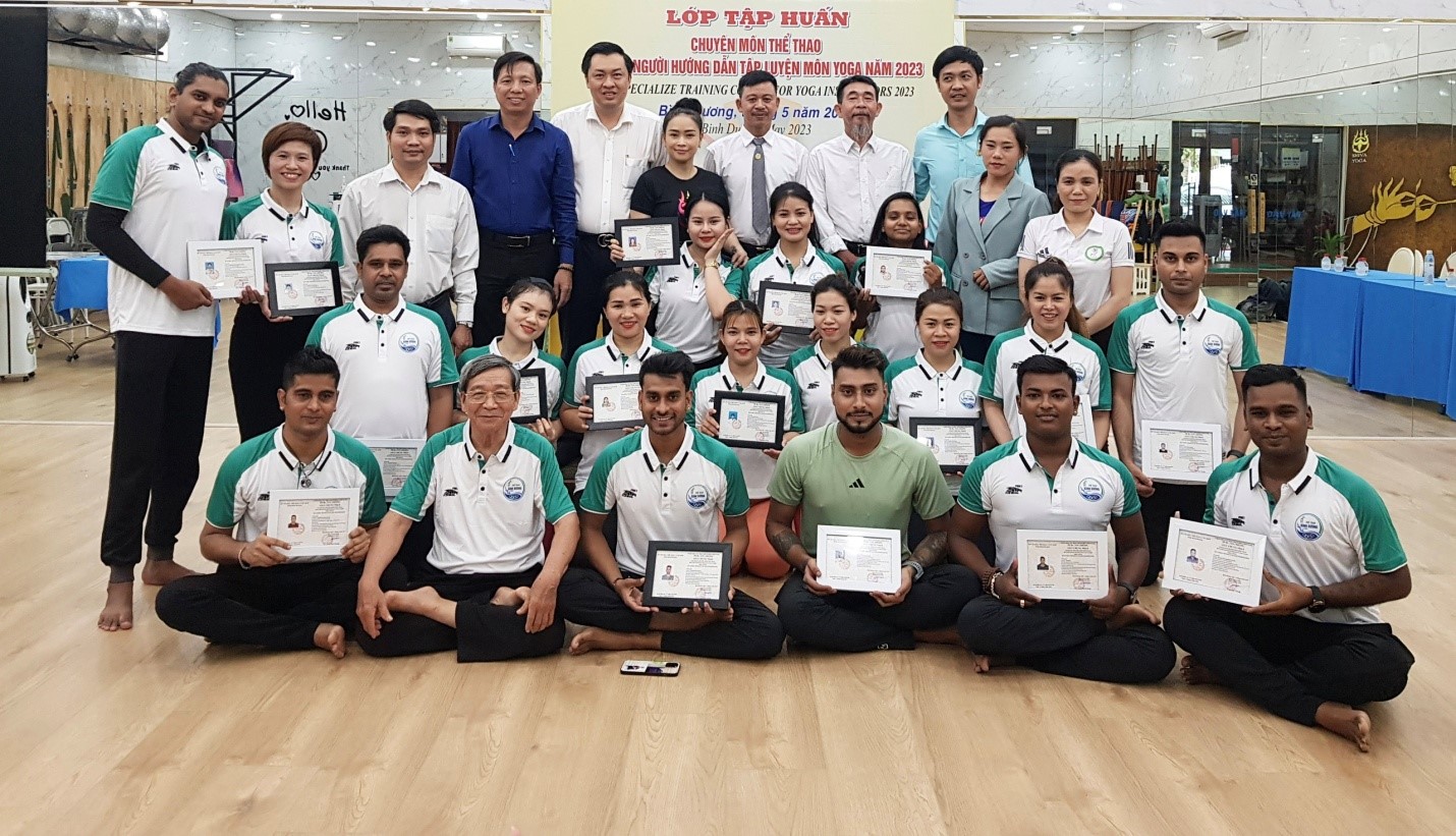 Ban tổ chức c&amp;ugrave;ng giảng vi&amp;ecirc;n chụp h&amp;igrave;nh lưu niệm với học vi&amp;ecirc;n của lớp