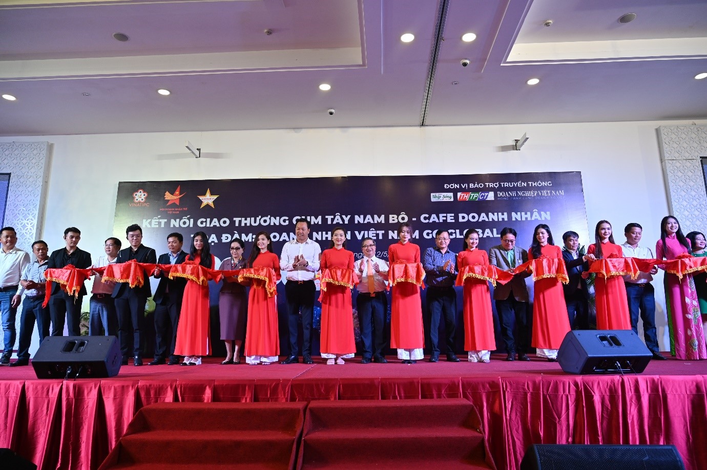 &amp;Ocirc;ng Nguyễn Minh T&amp;acirc;m &amp;ndash; Tổng gi&amp;aacute;m đốc Miennampetro c&amp;ugrave;ng c&amp;aacute;c l&amp;atilde;nh đạo cắt băng khai mạc chương tr&amp;igrave;nh kết nối giao thương cụm T&amp;acirc;y Nam Bộ