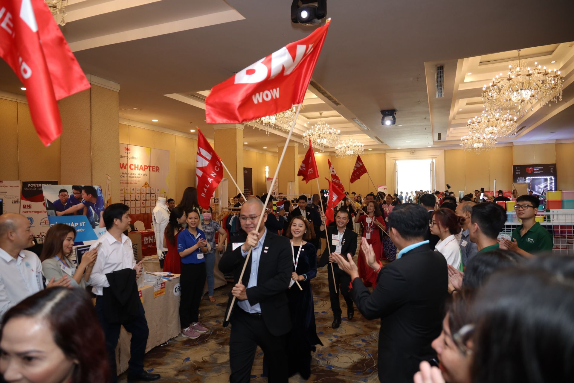 Chủ tịch c&amp;aacute;c Chapter rước cờ trong sự kiện Business Matching lần 3