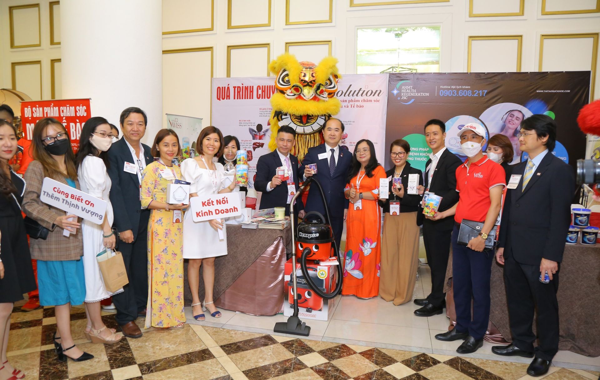 &amp;Ocirc;ng Hồ Quang Minh - Chủ tịch BNI Việt Nam tham gian h&amp;agrave;ng th&amp;agrave;nh vi&amp;ecirc;n