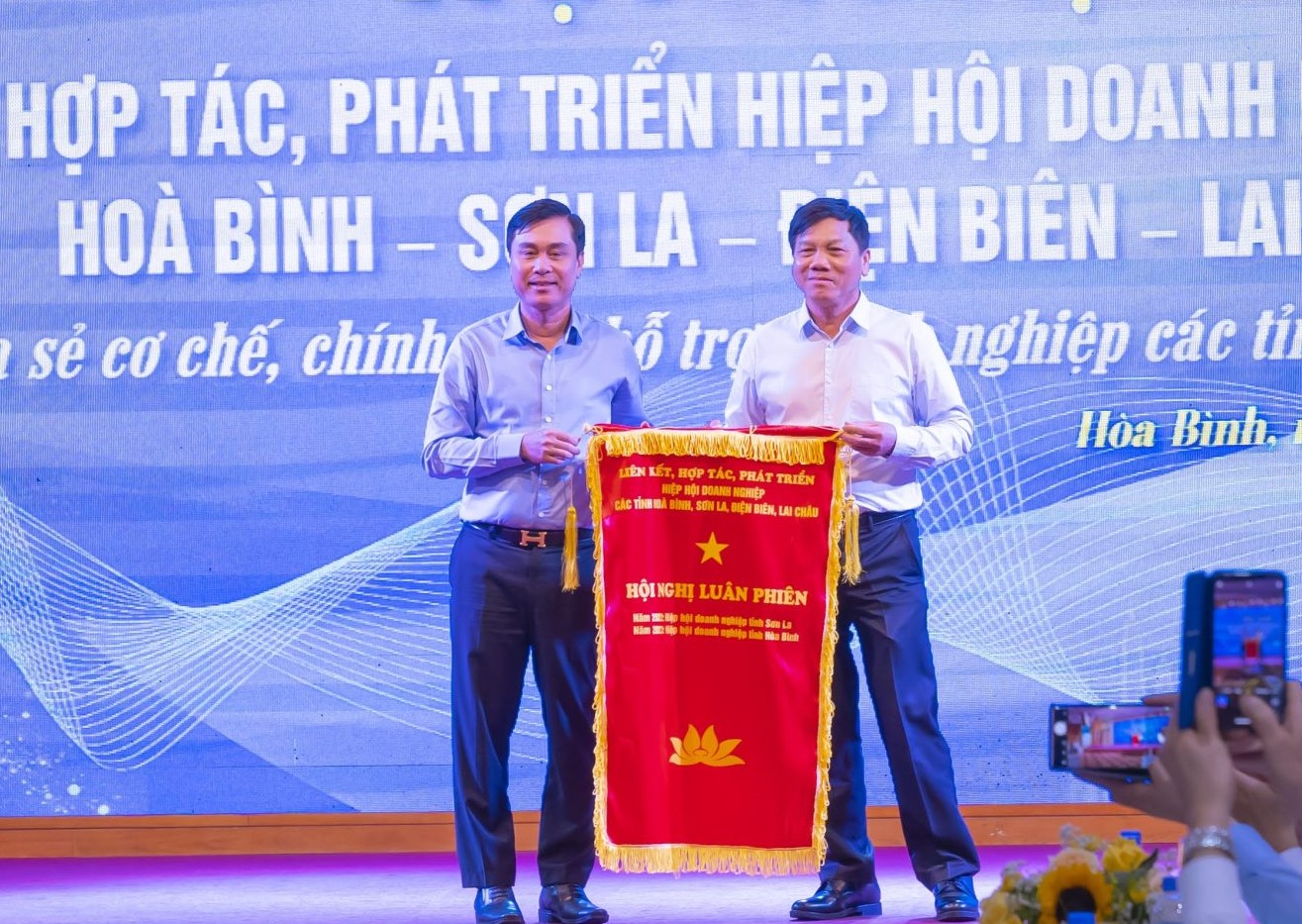 Hiệp hội Doanh nghiệp tỉnh H&amp;ograve;a B&amp;igrave;nh trao cờ lu&amp;acirc;n phi&amp;ecirc;n cho Hiệp hội Doanh nghiệp tỉnh Điện Bi&amp;ecirc;n đăng cai tổ chức Hội nghị năm 2024