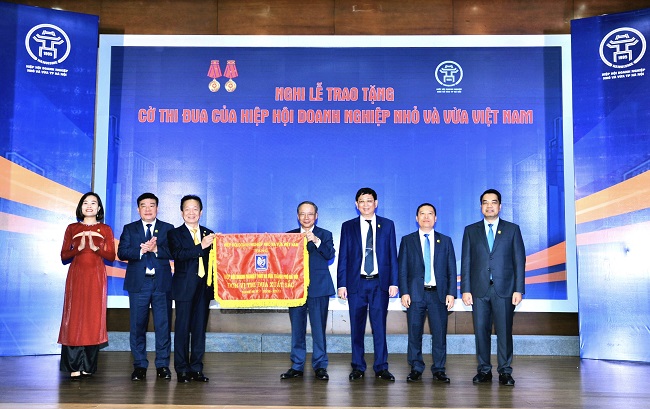 &amp;Ocirc;ng Nguyễn Văn Th&amp;acirc;n - Chủ tịch Hiệp hội DNNVN Việt Nam trao bức trướng ch&amp;uacute;c mừng Đại hội.