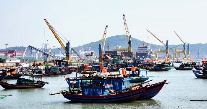 khu vực neo đậu neo đậu t&amp;agrave;u, thuyền đ&amp;aacute;nh c&amp;aacute; của c&amp;aacute;c ngư d&amp;acirc;n lấn chiếm v&amp;ugrave;ng nước v&amp;agrave; v&amp;ugrave;ng quay chở t&amp;agrave;u v&amp;agrave;o cảng, g&amp;acirc;y ra mất an to&amp;agrave;n h&amp;agrave;ng hải
