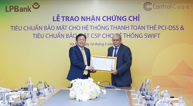 &amp;Ocirc;ng Huỳnh Ngọc Huy &amp;ndash; Th&amp;agrave;nh vi&amp;ecirc;n HĐQT LPBank nhận chứng chỉ ti&amp;ecirc;u chuẩn bảo mật quốc tế PCI-DSS phi&amp;ecirc;n bản 3.2.1 cho hệ thống thanh to&amp;aacute;n thẻ.