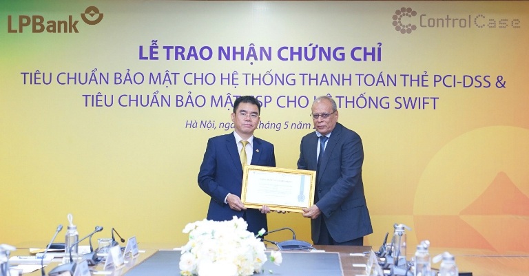 &amp;Ocirc;ng Hồ Nam Tiến &amp;ndash; Ph&amp;oacute; Chủ tịch HĐQT, Quyền Tổng Gi&amp;aacute;m đốc LPBank nhận chứng chỉ Ti&amp;ecirc;u chuẩn bảo mật CSP cho hệ thống SWIFT.