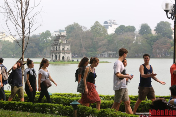 Thị trường khách sạn tại Hà Nội đang phục hồi tích cực, tổng thu từ khách du lịch đạt 30.150 nghìn tỷ đồng