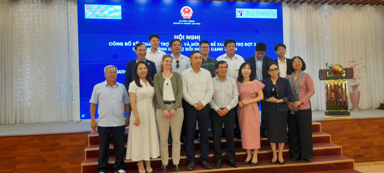 Ban Tổ chức chụp h&amp;igrave;nh lưu niệm với c&amp;aacute;c doanh nghiệp ĐBSCL.