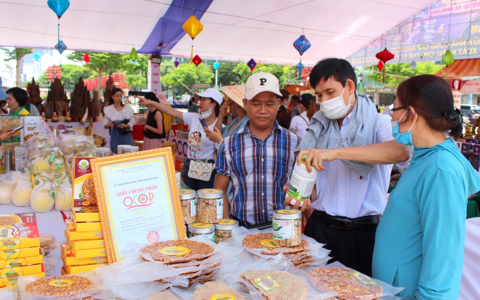 H&amp;agrave;ng h&amp;oacute;a của c&amp;aacute;c đơn vị tham gia hội chợ lần n&amp;agrave;y chủ yếu gồm c&amp;aacute;c sản phẩm của c&amp;aacute;c địa phương, c&amp;aacute;c sản phẩm chủ lực ti&amp;ecirc;u biểu, sản phẩm OCOP, đặc sản v&amp;ugrave;ng miền