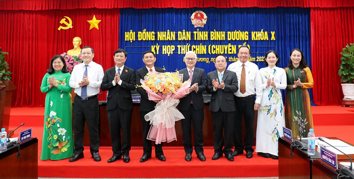 &amp;Ocirc;ng Nguyễn Văn Lộc c&amp;ugrave;ng l&amp;atilde;nh đạo Tỉnh ủy, UBND tỉnh v&amp;agrave; c&amp;aacute;c t&amp;acirc;n Ủy vi&amp;ecirc;n UBND tỉnh B&amp;igrave;nh Dương
