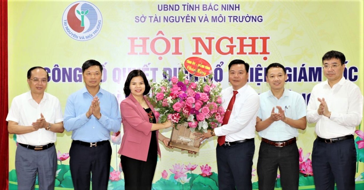 Chủ tịch UBND tỉnh Nguyễn Hương Giang, Ph&amp;oacute; Chủ tịch UBND tỉnh Đ&amp;agrave;o Quang Khải (thứ 2 từ tr&amp;aacute;i sang) c&amp;ugrave;ng l&amp;atilde;nh đạo c&amp;aacute;c Sở, ng&amp;agrave;nh tặng hoa ch&amp;uacute;c mừng t&amp;acirc;n Gi&amp;aacute;m đốc Sở T&amp;agrave;i nguy&amp;ecirc;n v&amp;agrave; M&amp;ocirc;i trường Hồ Nguy&amp;ecirc;n Hồng.