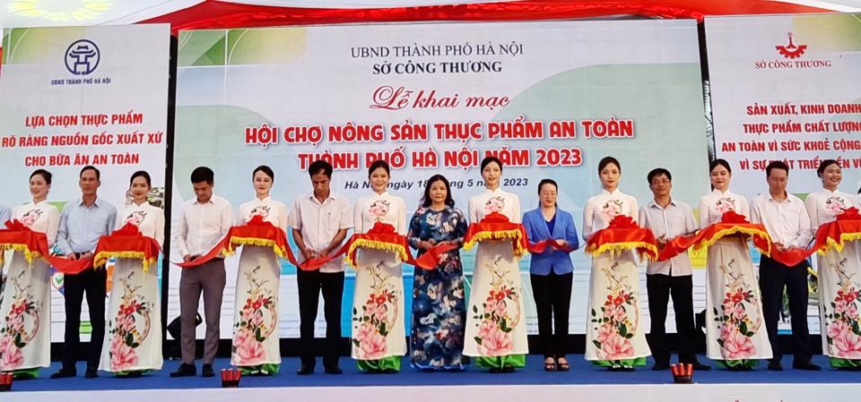 Ảnh minh họaC&amp;aacute;c đại biểu cắt băng khai mạc &amp;ldquo;Hội chợ n&amp;ocirc;ng sản thực phẩm an to&amp;agrave;n TP H&amp;agrave; Nội năm 2023&amp;rdquo;