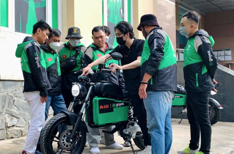 Đối t&amp;aacute;c t&amp;agrave;i xế Gojek chở kh&amp;aacute;ch tr&amp;ecirc;n xe m&amp;aacute;y điện Dat Bike Weaver++