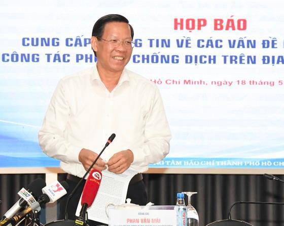 Chủ tịch UBND TPHCM Phan Văn M&amp;atilde;i ph&amp;aacute;t biểu tại buổi họp b&amp;aacute;o