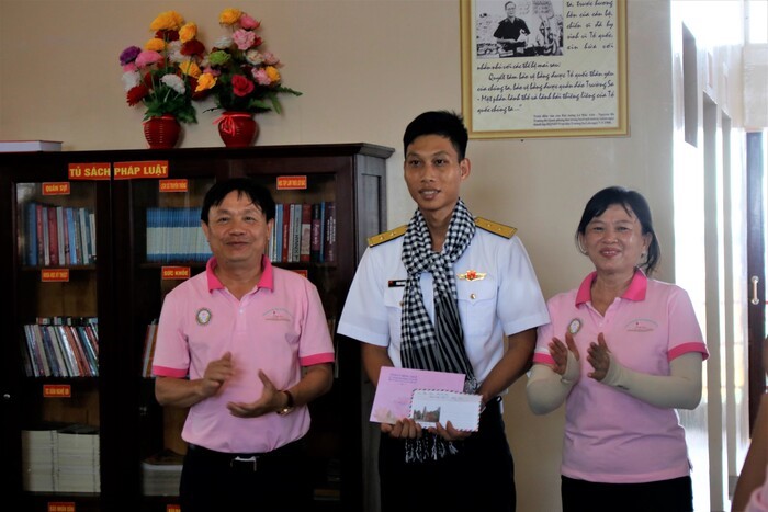 Đo&amp;agrave;n c&amp;ocirc;ng t&amp;aacute;c tỉnh Đồng Th&amp;aacute;p tặng qu&amp;agrave; cho Trung &amp;uacute;y Phan Kh&amp;aacute;nh Linh