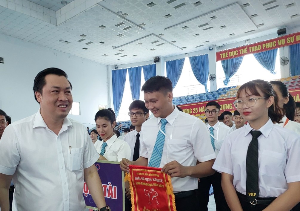 &amp;Ocirc;ng Cao Văn Ch&amp;oacute;ng - PGĐ Sở Văn h&amp;oacute;a, Thể thao v&amp;agrave; Du lịch tỉnh, Trưởng Ban tổ chức, tặng cờ lưu niệm cho c&amp;aacute;c đo&amp;agrave;n v&amp;agrave; lực lượng trọng t&amp;agrave;i