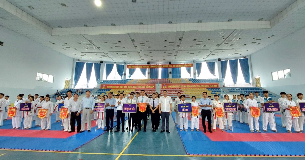 C&amp;aacute;c đại biểu tặng cờ lưu niệm cho c&amp;aacute;c đo&amp;agrave;n v&amp;agrave; lực lượng trọng t&amp;agrave;i tham gia điều h&amp;agrave;nh giải