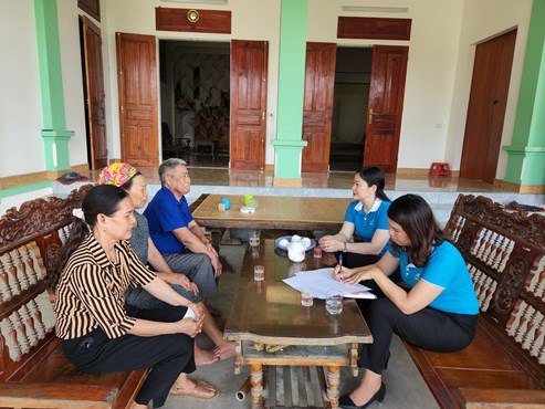 Tổ chức nhận ủy th&amp;aacute;c - Hội LHPN thị x&amp;atilde; Ho&amp;agrave;ng Mai kiểm tra, đối chiếu dư nợ tại th&amp;ocirc;n 11, x&amp;atilde; Quỳnh Trang
